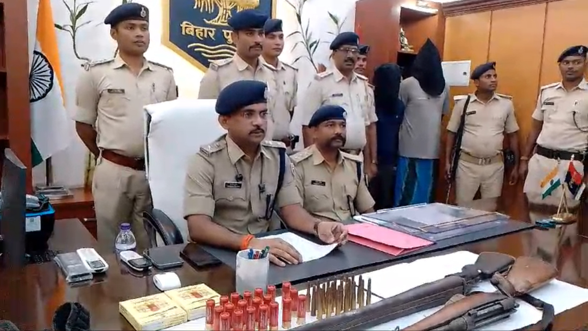 कटिहार के बरारी थाना पुलिस के द्वारा बरारी थाना के काढ़ागोला दियरा का कुख्यात अपराधी अशोक चौधरी और उसके सगे भाई को एक रायफल, एक दो नाली बन्दुक एवं चालीस जिन्दा कारतुस के साथ  गिरफ्तार किया है।