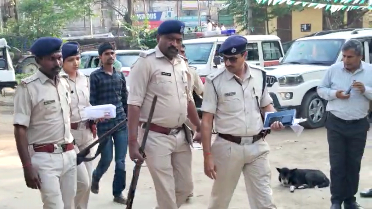 अहमदाबाद थाना क्षेत्र के बबलाबन्ना में आमजनों के बीच हथियार का  भय का माहौल बनाने वाला अपराधी चढ़ा पुलिस के हत्थे।