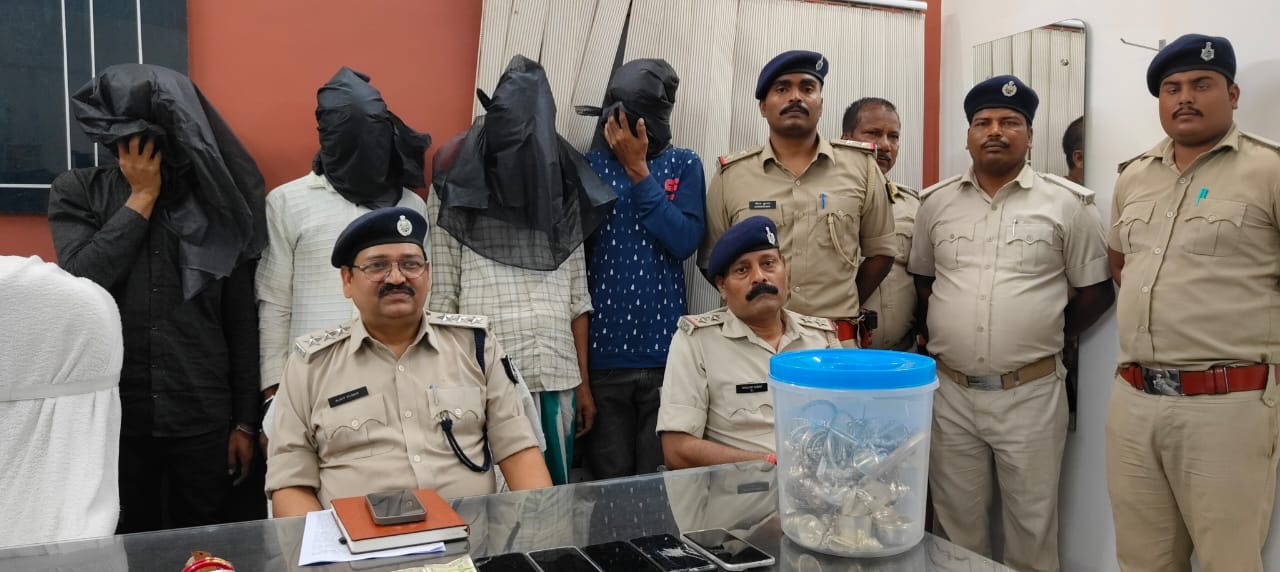 कटिहार पुलिस ने गृहभेदन की घटना का किया सफल उद्भेदन     2.5 किलो ग्राम चांदी, 65  हजार रुपए नगद  एवं 05 मोबाईल के साथ 04 अपराधी गिरफ्तार।