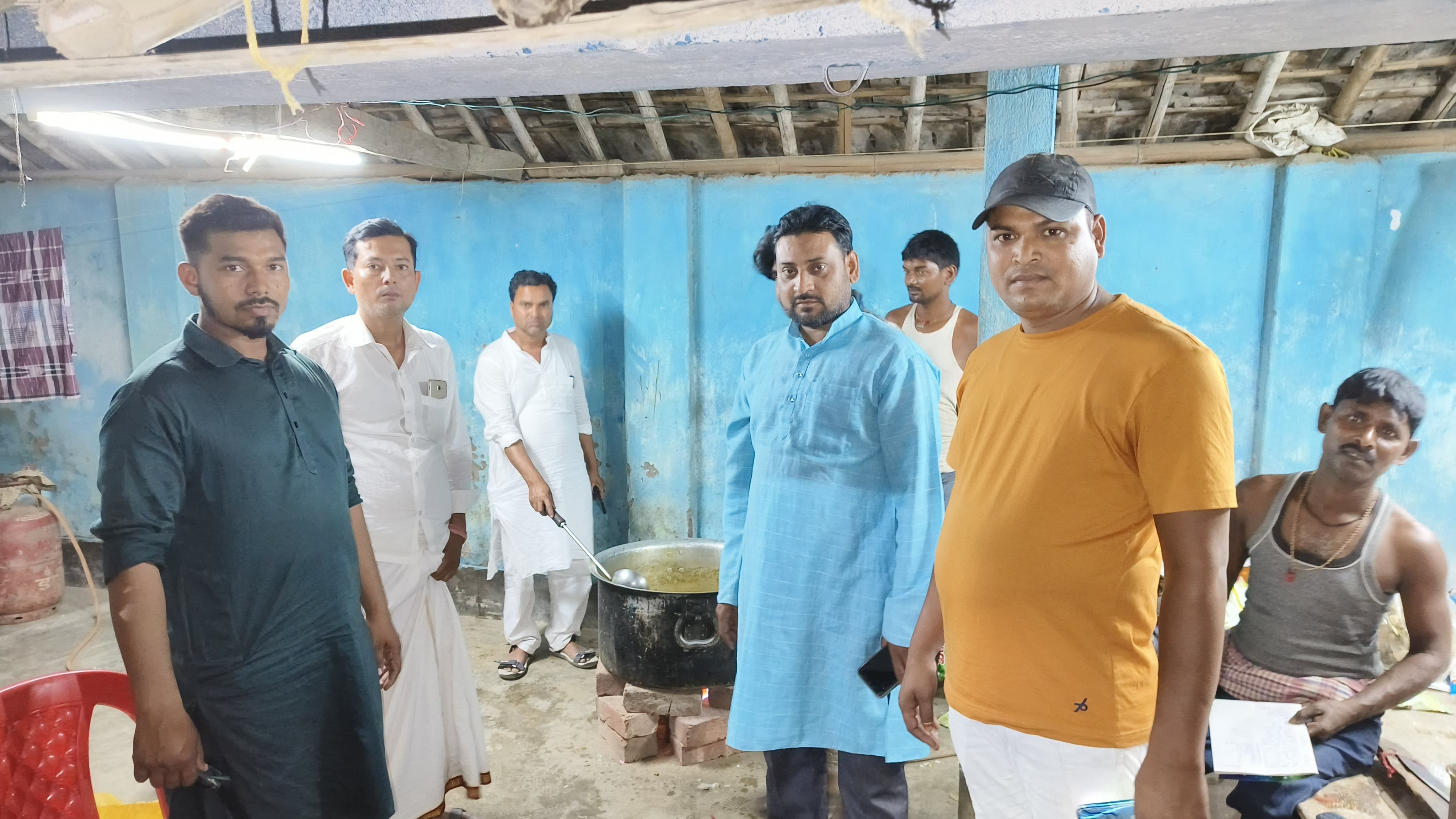 मनिहारी प्रशासन के ओर से चलाया जा रहा सामुदायिक किचन,मेधनीपुर नौजवान कमिटी के द्वारा किया गया बर्तन वितरण।