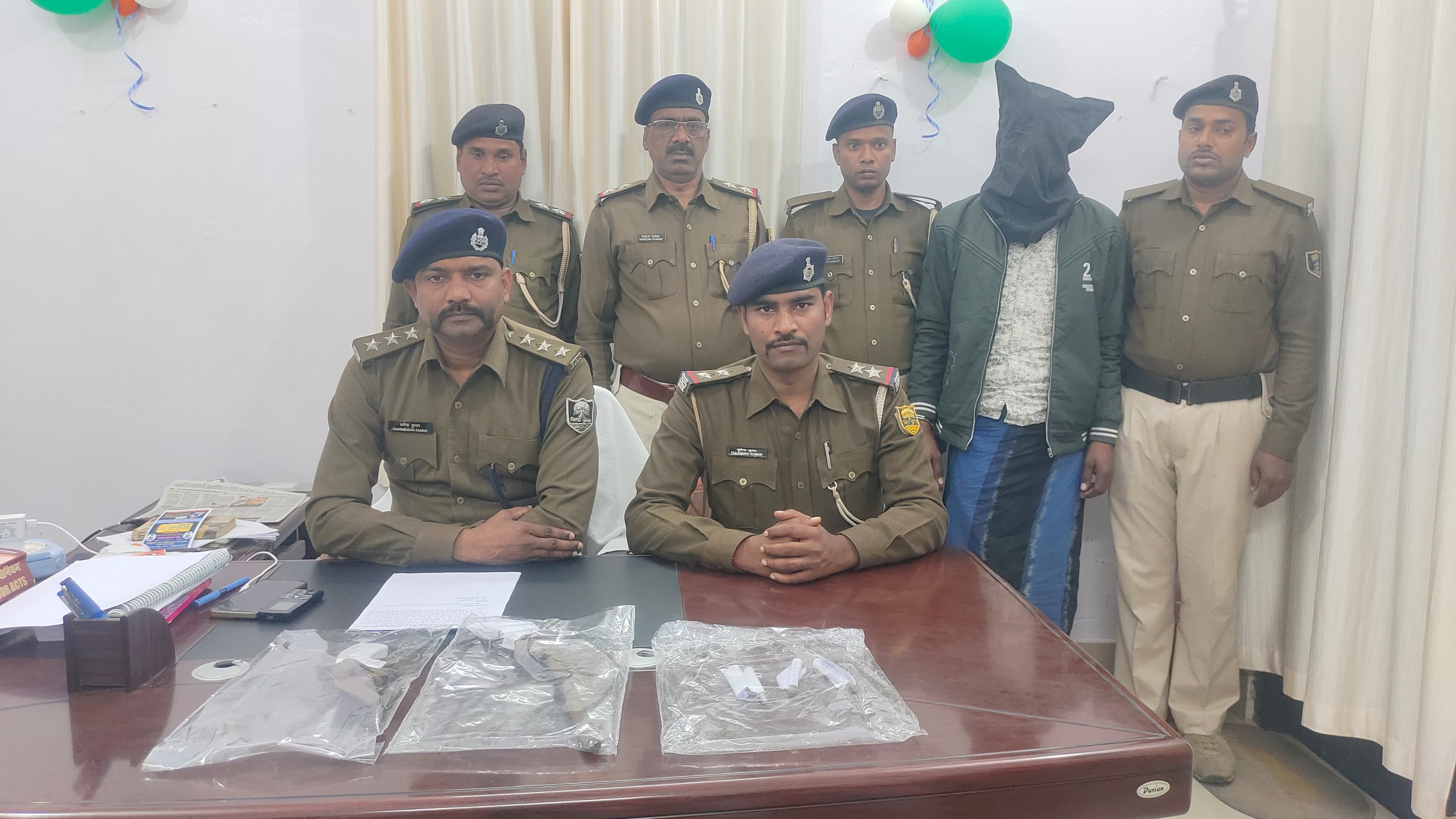 अवैध हथियारों के साथ एक अपराधी गिरफ्तार, मुख्य आरोपी फरार