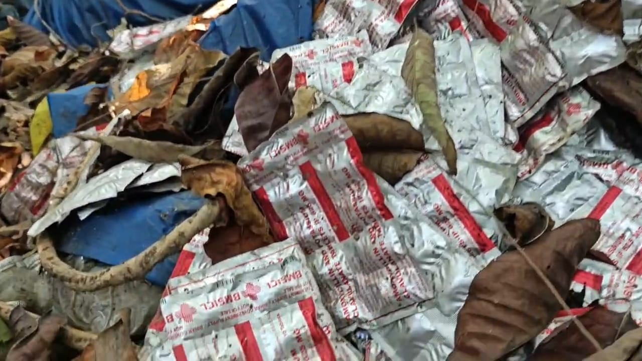 एक्सपायरी दवाएं खुले में फेंकी, स्वास्थ्य व्यवस्था की पोल खुली