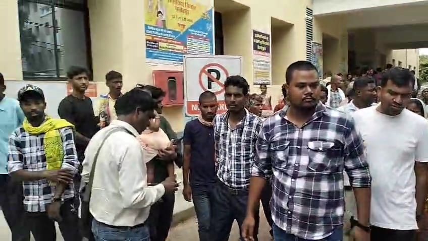 पीड़ित नाबालिग आदिवासी छात्रा का  मेडिकल जांच देर होने से परिजनों ने जम कर किया हंगामा,