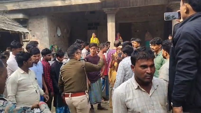 बंधक बनाए गए युवक को छुड़ाने गई पुलिस प्रशासन के साथ ग्रामीणों ने की झड़प