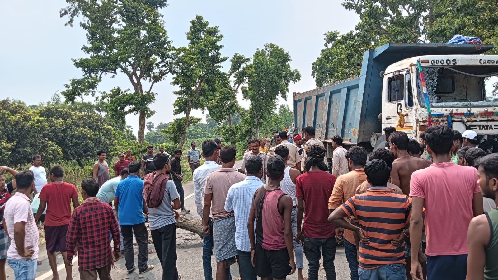 तेज रफ्तार हाइवा ने ऑटो को मारी टक्कर,एक महिला शिक्षिका और दो वर्षीय मासूम बच्ची की मौत।