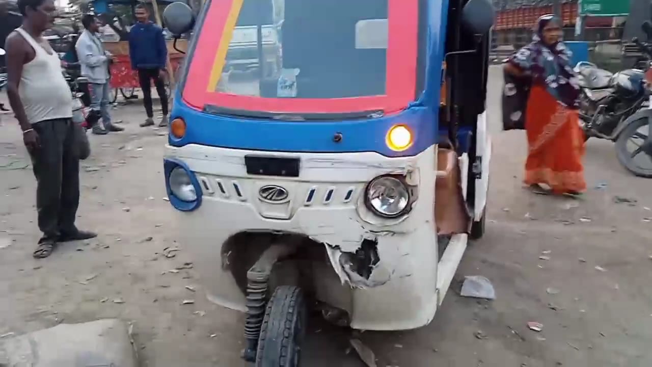 ई रिक्शा तथा बुलेट के बीच सीधी टक्कर दोनों घायल।