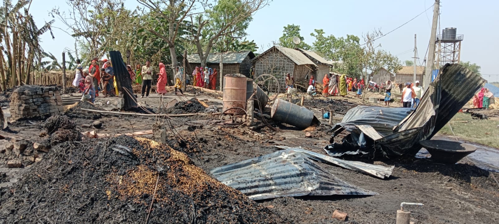 कटिहार के दक्षिणी काटाकोश के काला दियारा गाव में लवी आग ,एक दर्जन घर सहित एक बच्ची और मवेशी की झुलसकर मौत 