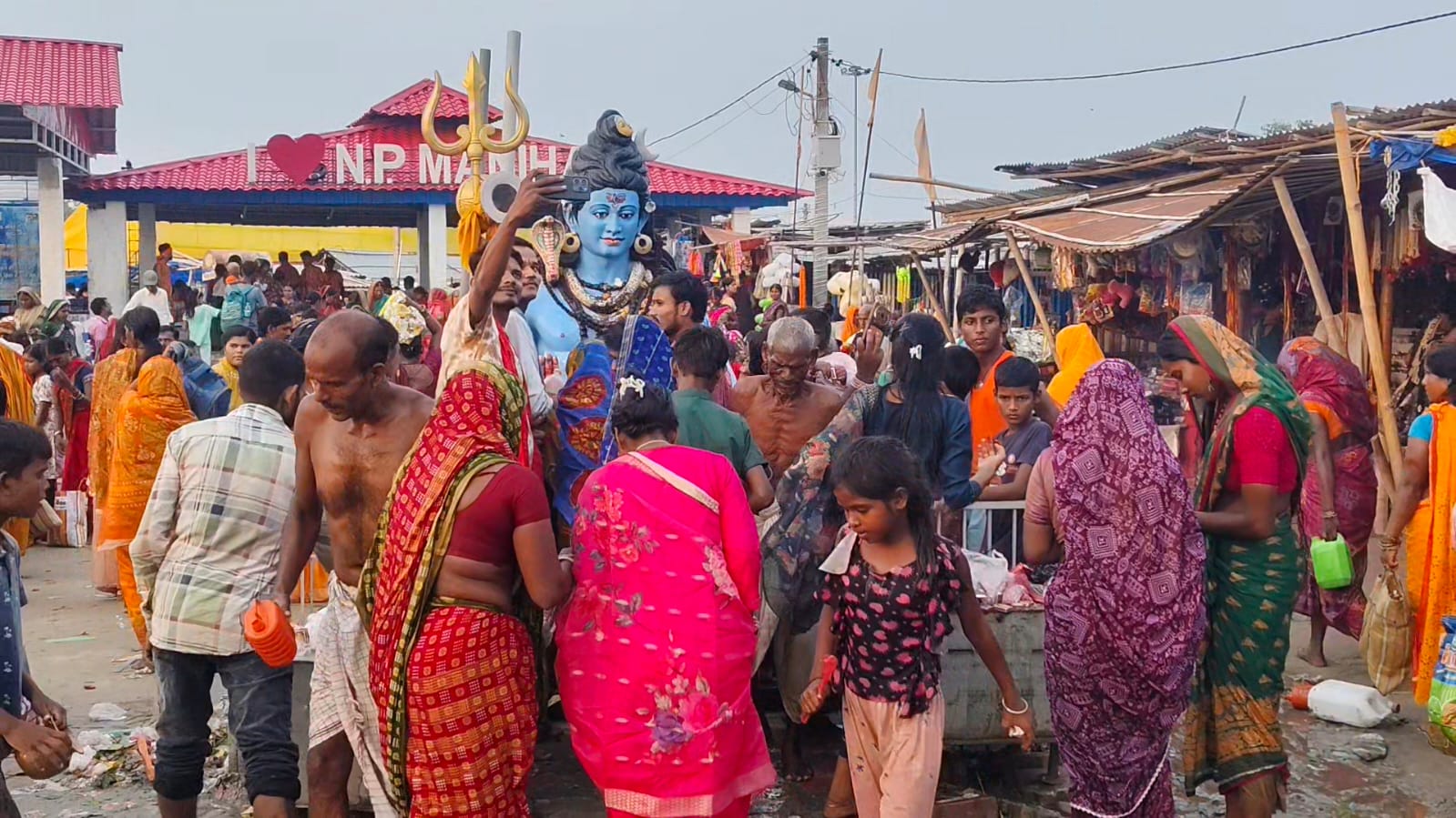 सावन सोमवारी पर मनिहारी गंगा घाट में उमड़ा आस्था का सैलाब, श्रद्धालुओं के लिए लगाया गया विशेष सेवा शिविर