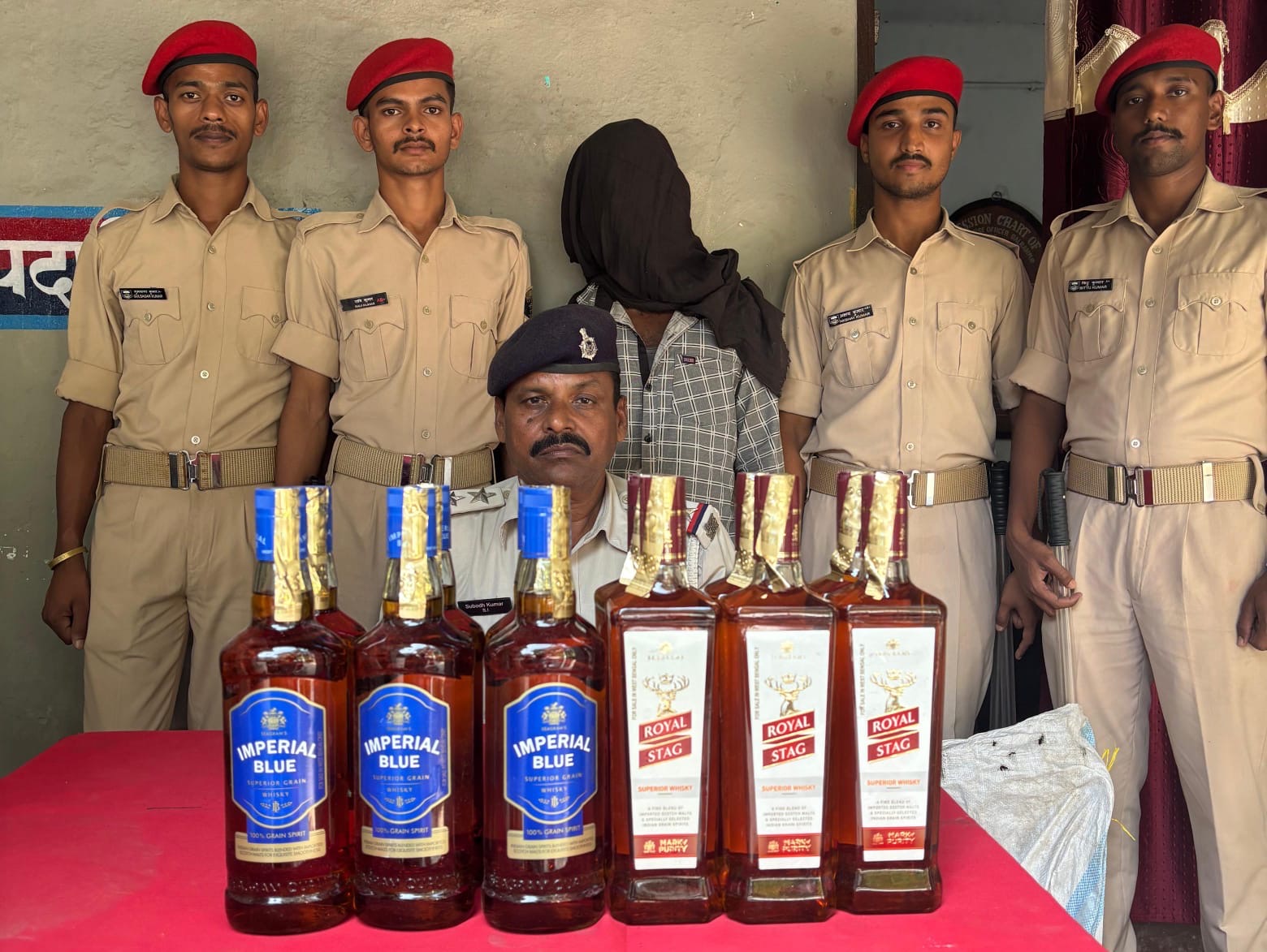 बलरामपुर थाना पुलिस द्वारा अवैध शराब के विरूद्ध कारवाई करते हुए एक टेम्पू से कुल-42 लीटर विदेशी शराब के साथ एक तस्कर को किया गया गिरफ्तार।