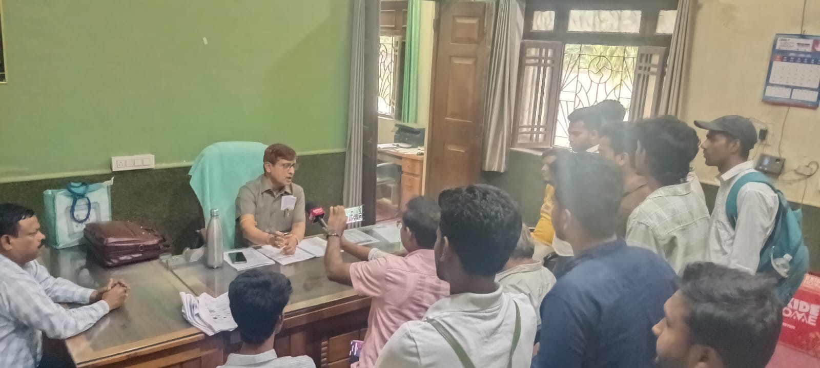 डीएस कॉलेज प्रशासन पर छात्रों के निजी दस्तावेज बेचने का NSUI ने लगाया गंभीर आरोप DS कॉलेज प्रसासन के खिलाफ की नारेबाजी 