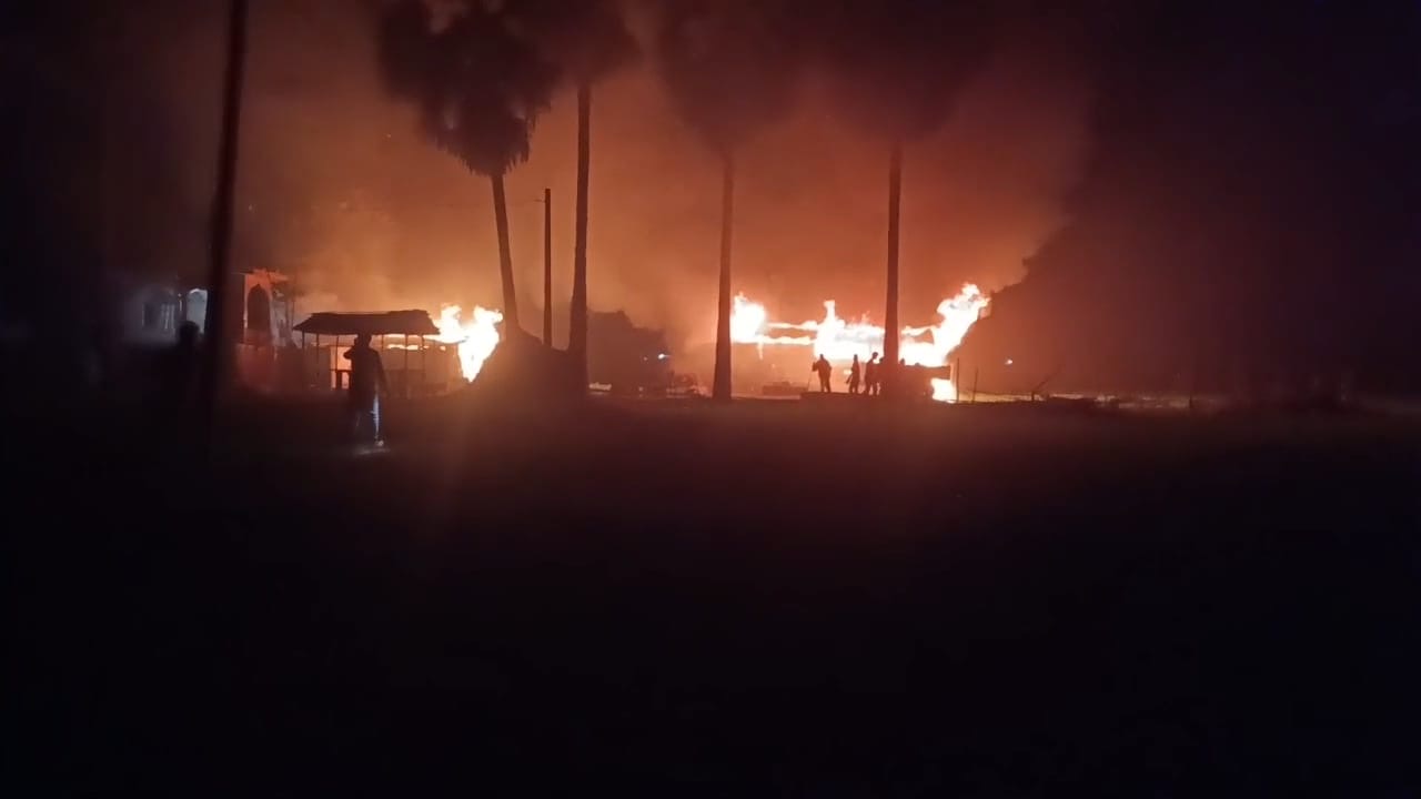 समेली में पेट्रोल छिड़ककर तीन घरों में आग, लाखों की संपत्ति जलकर राख