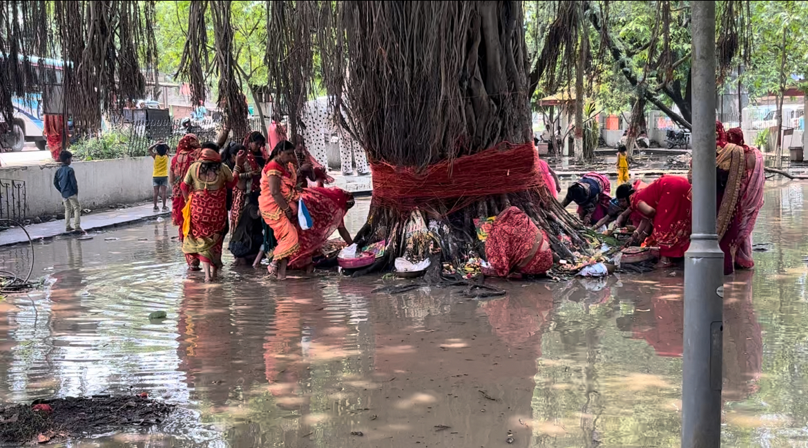 समस्या पर भारी पड़ा आस्था,जल जमाव के बीच महिलाओं ने वट सावित्री की पूजा 