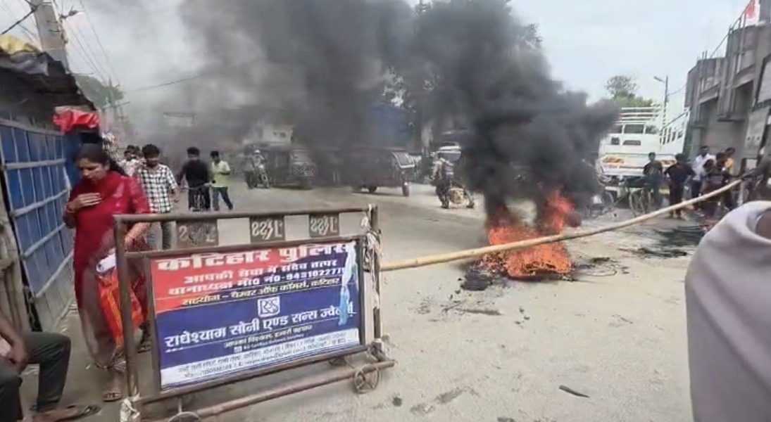 इमलीगाछ चौक पर जर्जर सड़क के विरोध में सड़क जाम, आगजनी कर प्रदर्शन,दो घंटे यातायात प्रभावित