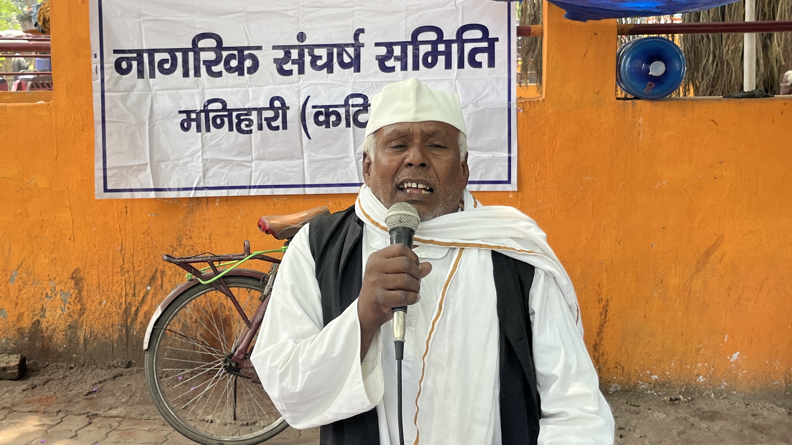 एकला चलो रे... छोटा कद बड़ा विरोध बंद फेरी सेवा पर अकेले धरने पर बैठे अंगत ठाकुर