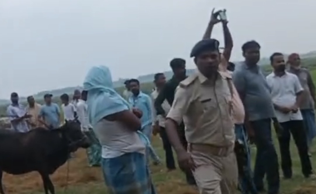 गरभेली पंचायत में जमीनी विवाद को लेकर दो पक्षों में मारपीट, फायरिंग का आरोप-प्रत्यारोप, पुलिस ने कराया शांत