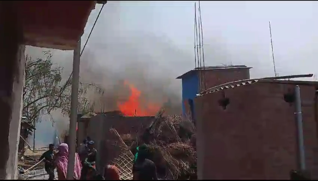 मनिहारी नगर के बल्दियाबाड़ी वार्ड संख्या में लगी भीषण आग 