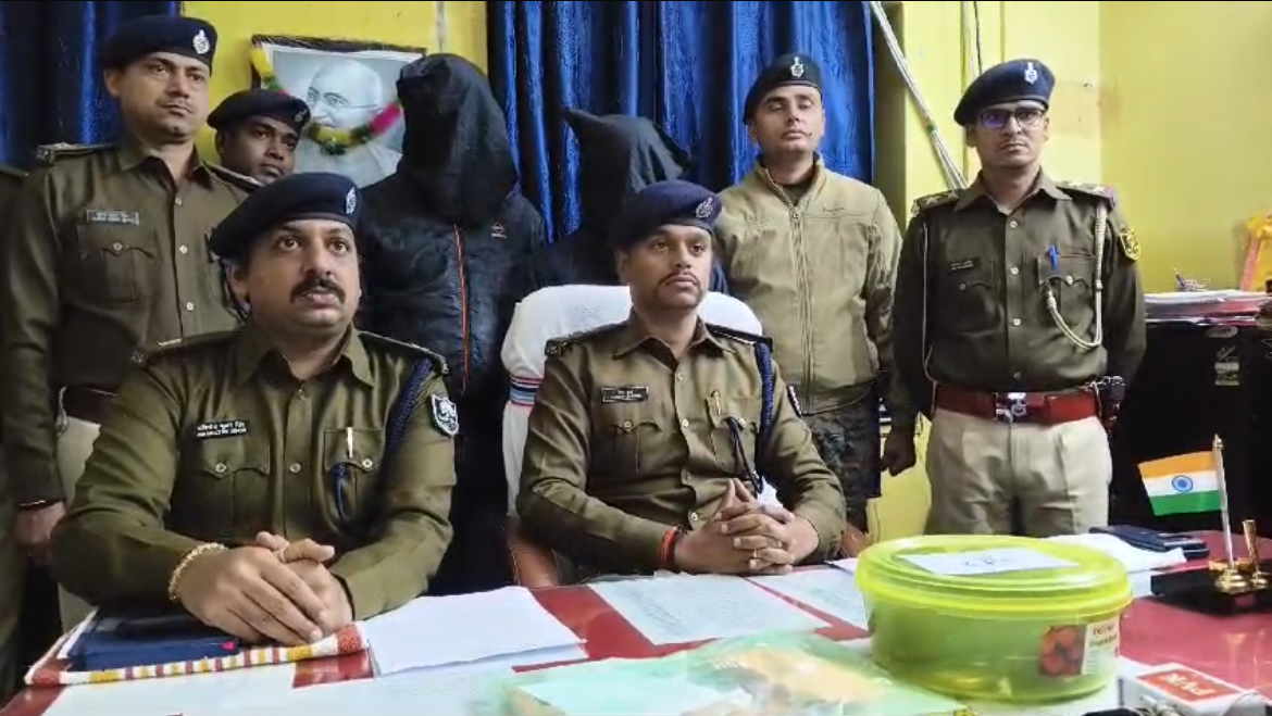 नगर थाना पुलिस ने जूट मिल और आरगरा चौक के बीच से प्रतिबंधित कोडिंन सिरप और स्मैक के खेप को किया जप्त