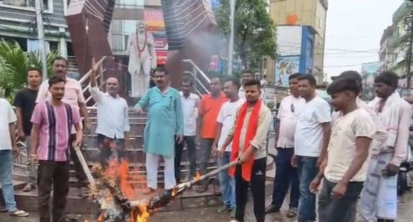 पप्पू यादव पर हमले से भड़के समर्थक शहीद चौक पर पीएम और गृह मंत्री का पुतला फूंका