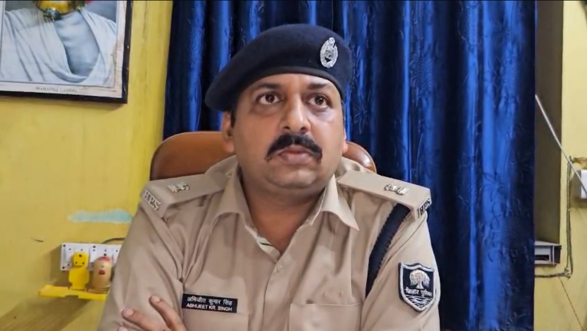 पुलिस लिखा हुआ और डॉक्टर के सिंबल लगा हुआ दो लग्जरी कार से हो रहा था प्रतिबंधित कफ सिरप की तस्करी