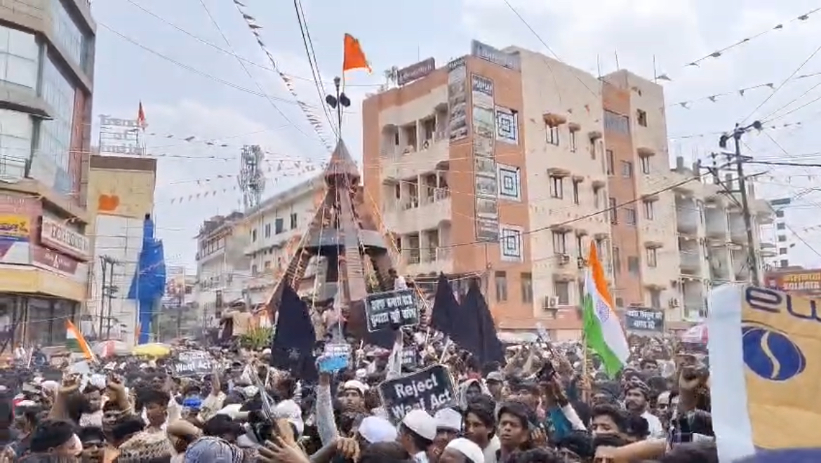 देशभर में वक्फ कानून को लेकर जारी विवाद ने एक नई राजनीतिक और सामाजिक बहस को जन्म दे दिया है। यह मुद्दा अब सिर्फ एक कानूनी मामला नहीं रहा।