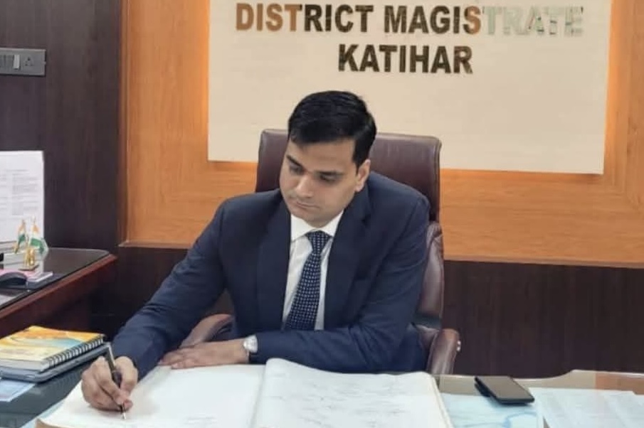 नवनियुक्त जिला पदाधिकारी  आशुतोष द्विवेदी (आई.ए.एस.) ने ग्रहण किया पदभार, जिला प्रशासन के साथ समीक्षा बैठक आयोजित।