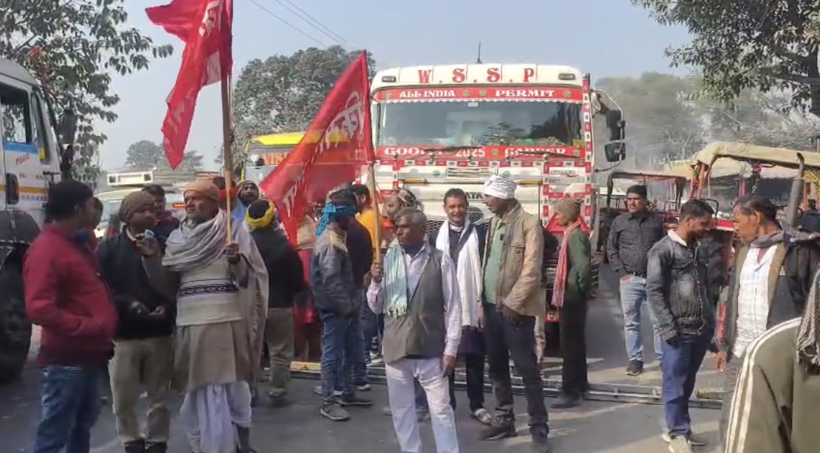 एनएच-31 डूमर चौक पर ट्रेड यूनियन का प्रदर्शन