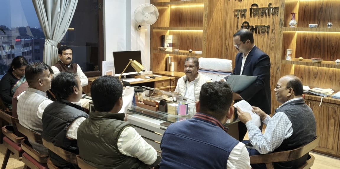 बलरामपुर–बारसोई की जर्जर सड़कों को लेकर AIMIM प्रतिनिधिमंडल ने पथ निर्माण मंत्री से की मुलाकात, जल्द सुधार का आश्वासन