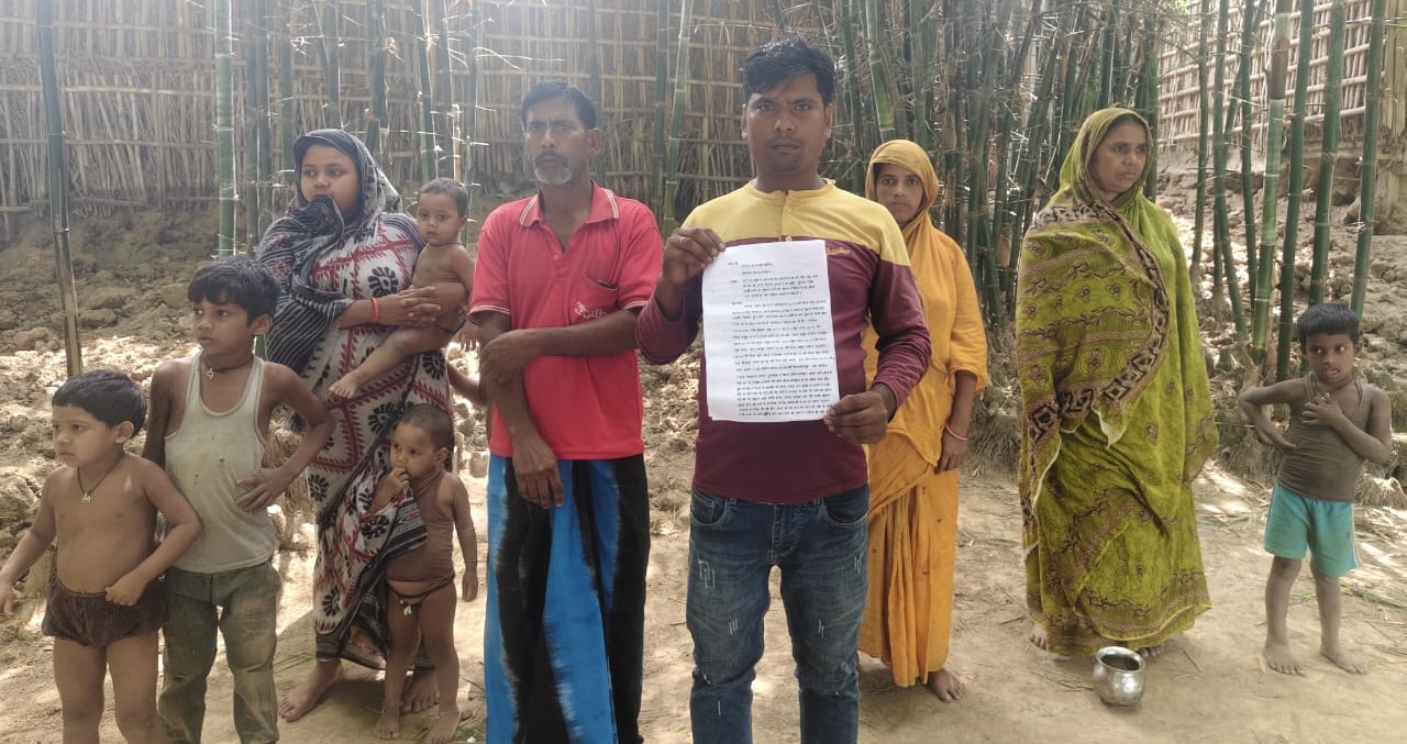 कटिहार में जमीन विवाद को लेकर दो पक्ष आमने-सामने, एक पक्ष का घर बैरिकेडिंग कर किया गया बंद, तीन दिन से घर से निकलना भी मुश्किल