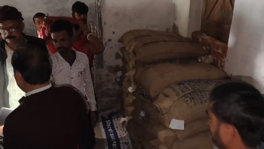 कटिहार में शिक्षक पर कारवाई,बच्चों का निवाला पर डाका डाल रहे थे गुरुजी।