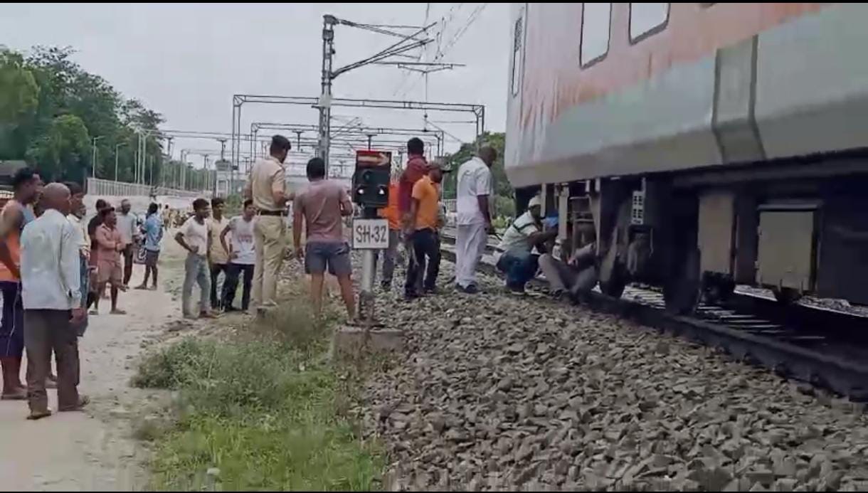 कटिहार रेलखंड में बड़ा हादसा टला, डंडखोरा स्टेशन के पास बेपटरी हुई उदयपुर-कामाख्या एक्सप्रेस