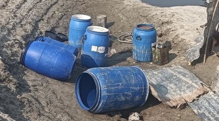 गंगा पार दियारा में आधा दर्जन देसी शराब का भट्टी ध्वस्त