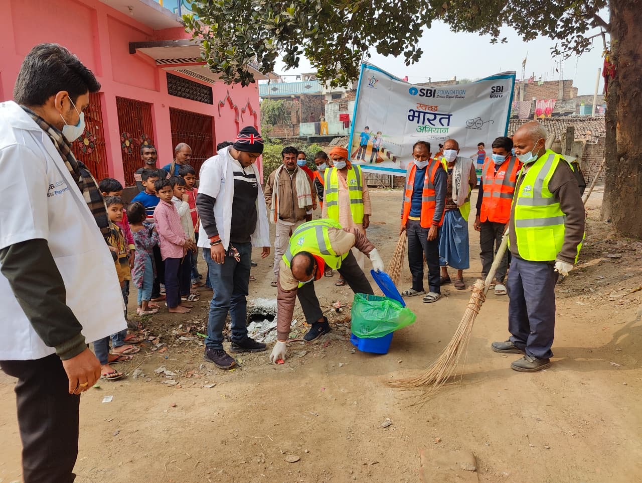 धबौली में SBI संजीवनी के तहत स्वच्छ भारत अभियान का सफल आयोजन